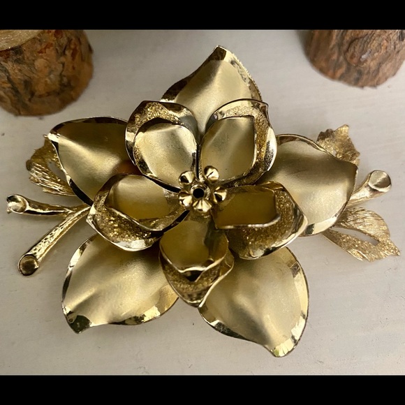 Coro Jewelry - VTG. CORO Gold Tone Flower Pin